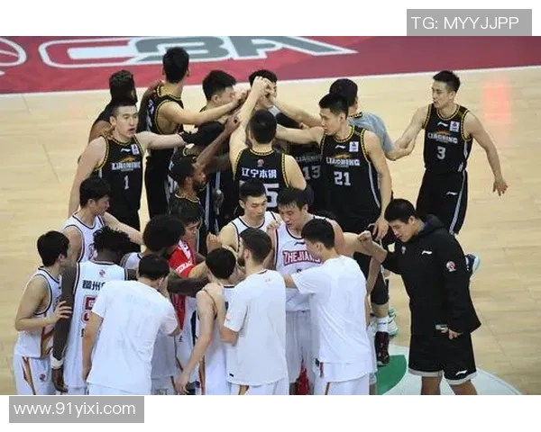 广东与辽宁总决赛首战激战正酣双方球员全力以赴争夺胜利荣耀